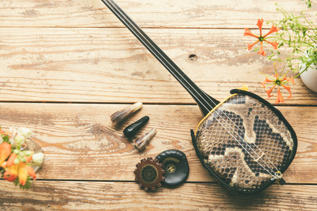 名古屋教室で三線の持ち方を学ぶ初心者の様子