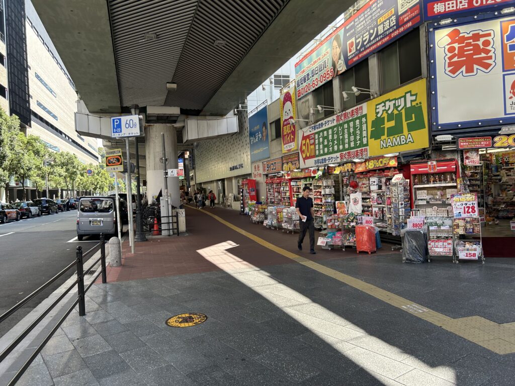 ドラッグストアの角を左へ