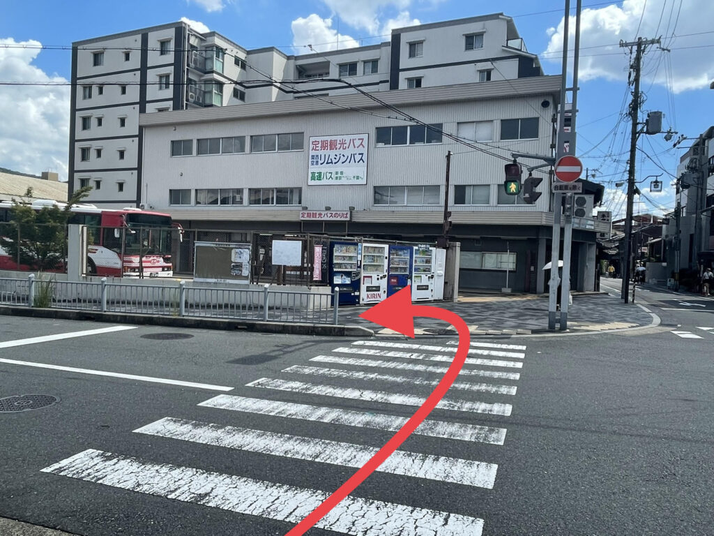京阪バス三条案内所前の横断歩道｜京都三線教室への道順